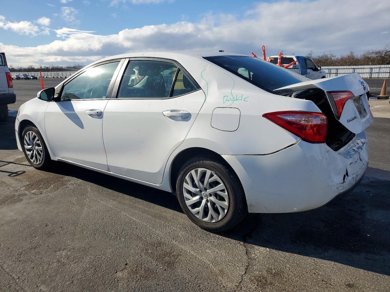 2018 TOYOTA COROLLA L photo 2