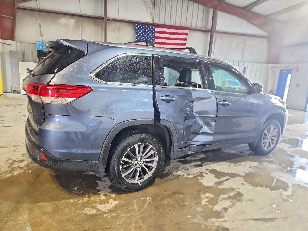 2018 TOYOTA HIGHLANDER SE photo 3