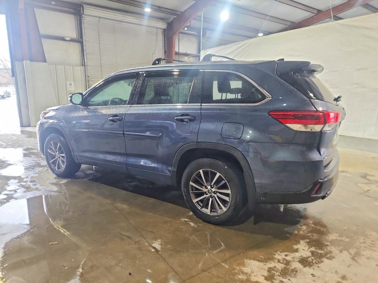 2018 TOYOTA HIGHLANDER SE photo 2