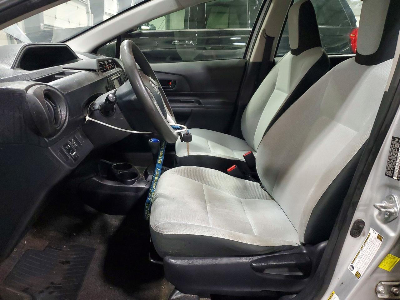 2015 TOYOTA PRIUS C photo 7