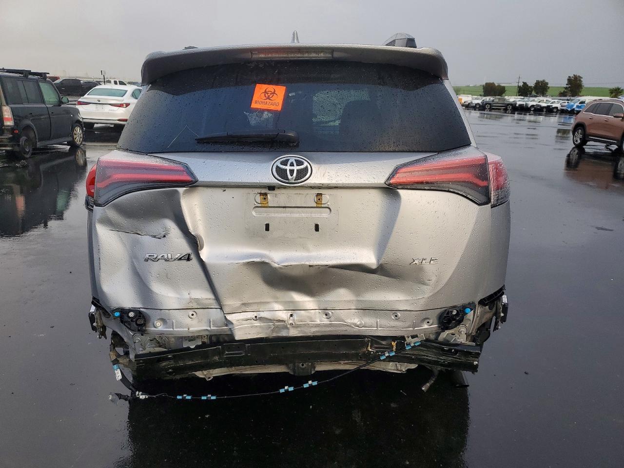 2017 TOYOTA RAV4 XLE photo 6
