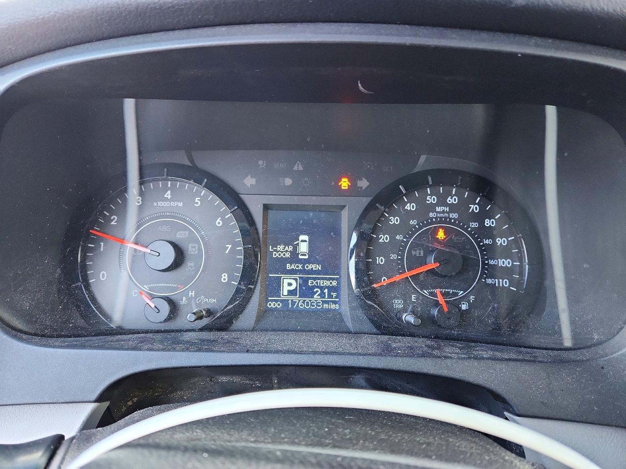 2015 TOYOTA SIENNA LE photo 9