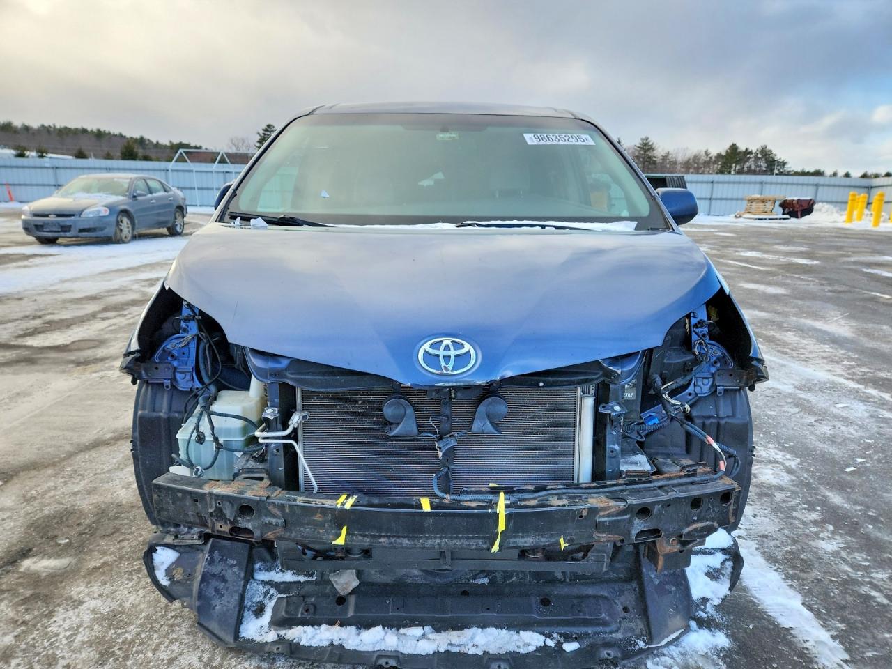 2015 TOYOTA SIENNA LE photo 5