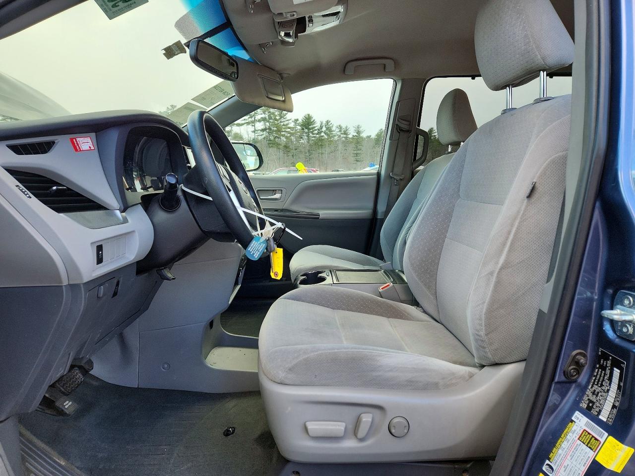 2015 TOYOTA SIENNA LE photo 7
