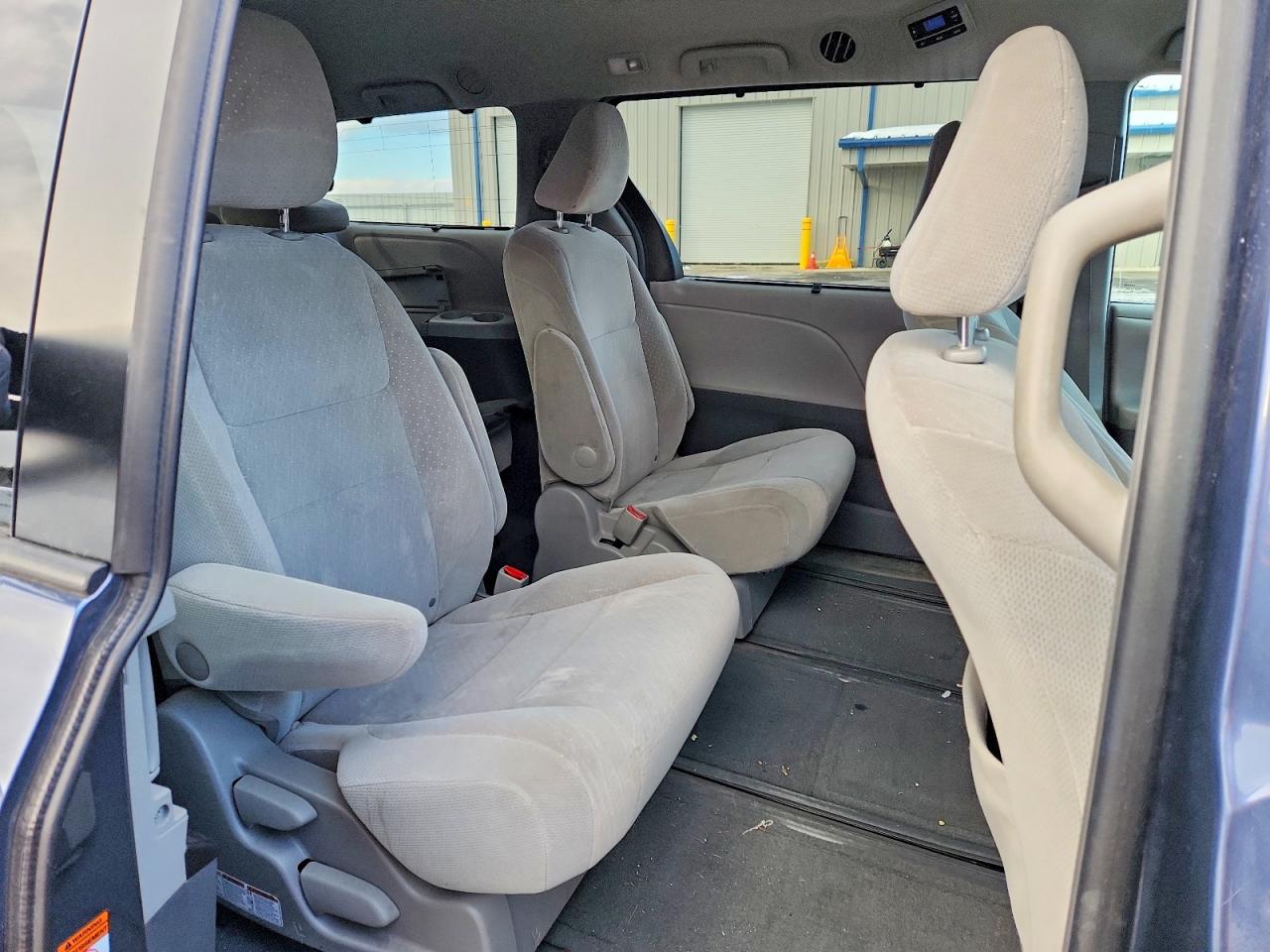 2015 TOYOTA SIENNA LE photo 11