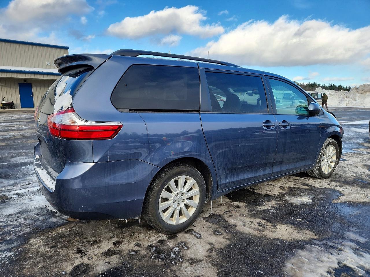 2015 TOYOTA SIENNA LE photo 3
