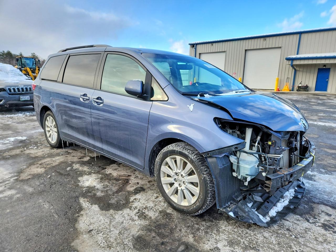 2015 TOYOTA SIENNA LE photo 4