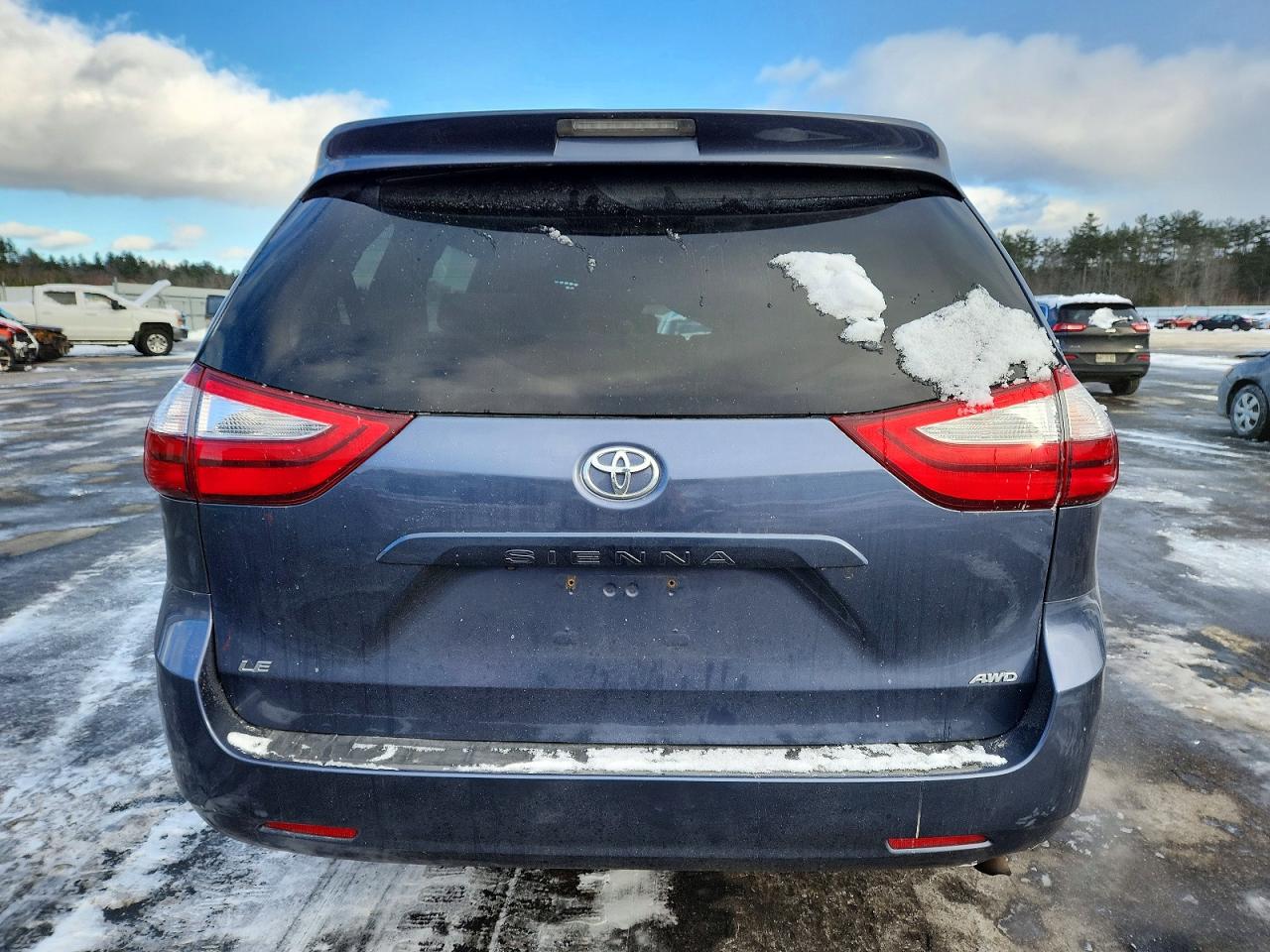 2015 TOYOTA SIENNA LE photo 6