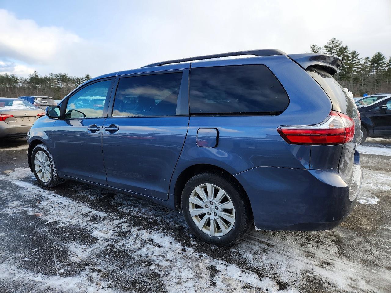 2015 TOYOTA SIENNA LE photo 2