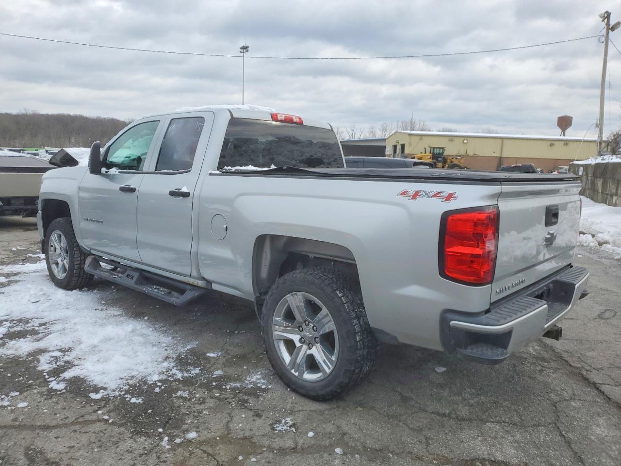 2017 CHEVROLET SILVERADO K1500 CUSTOM photo 2