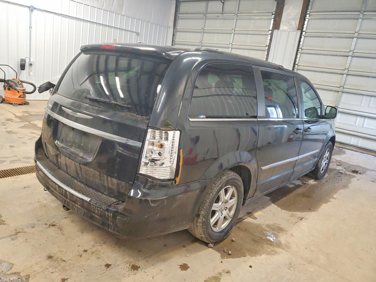 2012 CHRYSLER TOWN & COUNTRY TOURING photo 3