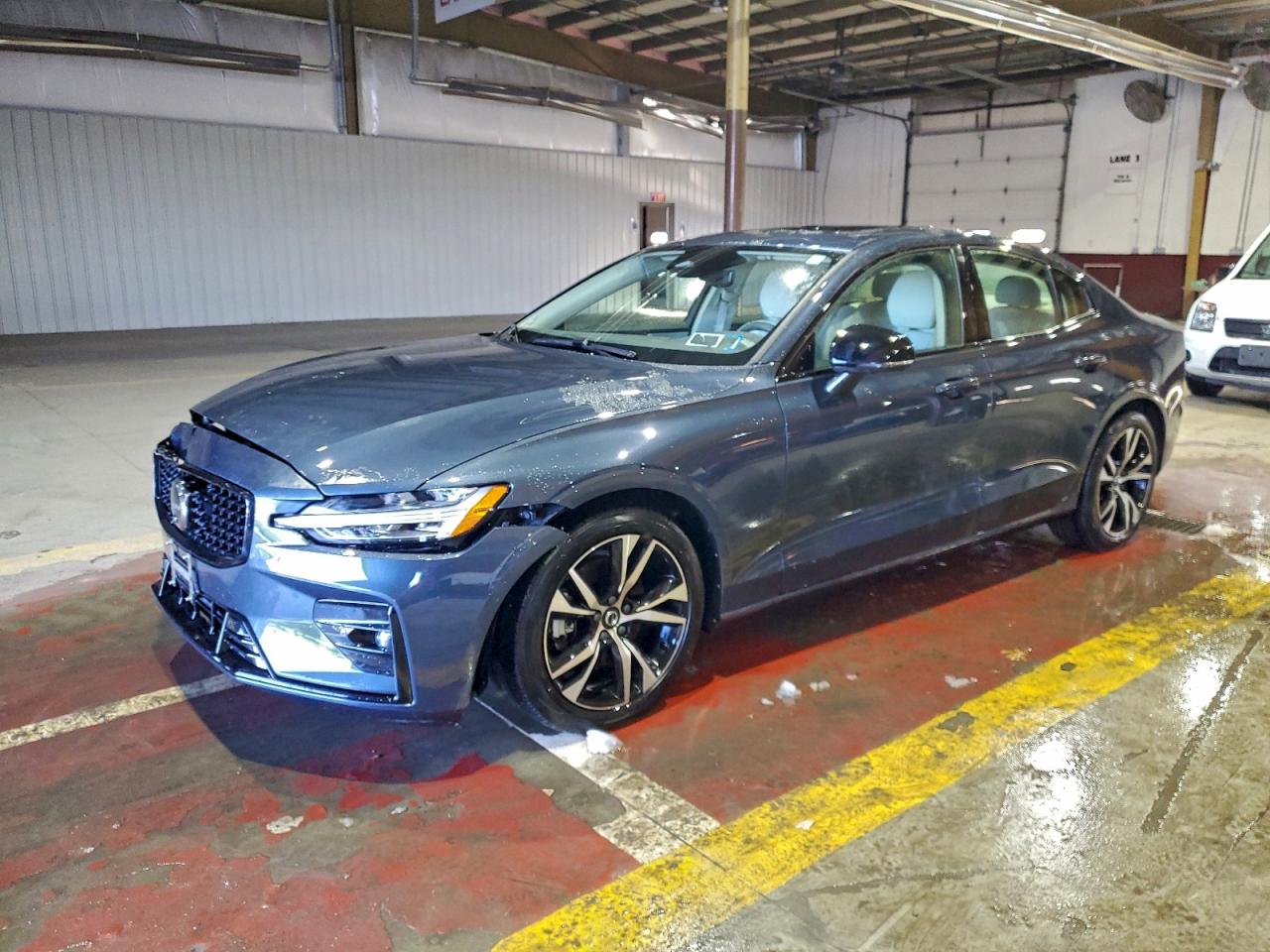2025 VOLVO S60