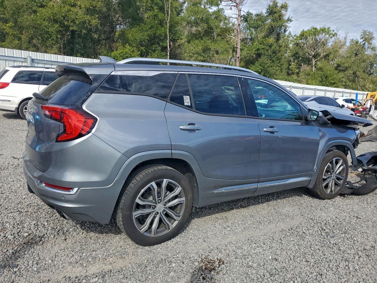2020 GMC TERRAIN DENALI photo 3