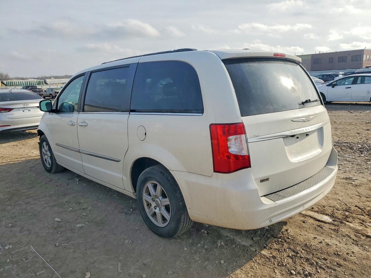 2012 CHRYSLER TOWN & COUNTRY TOURING photo 2