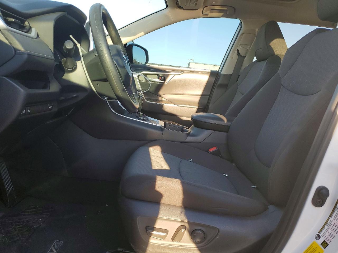 2024 TOYOTA RAV4 XLE photo 7