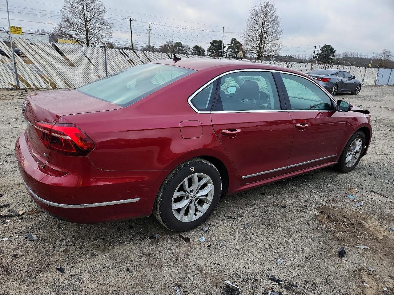 2017 VOLKSWAGEN PASSAT S photo 3