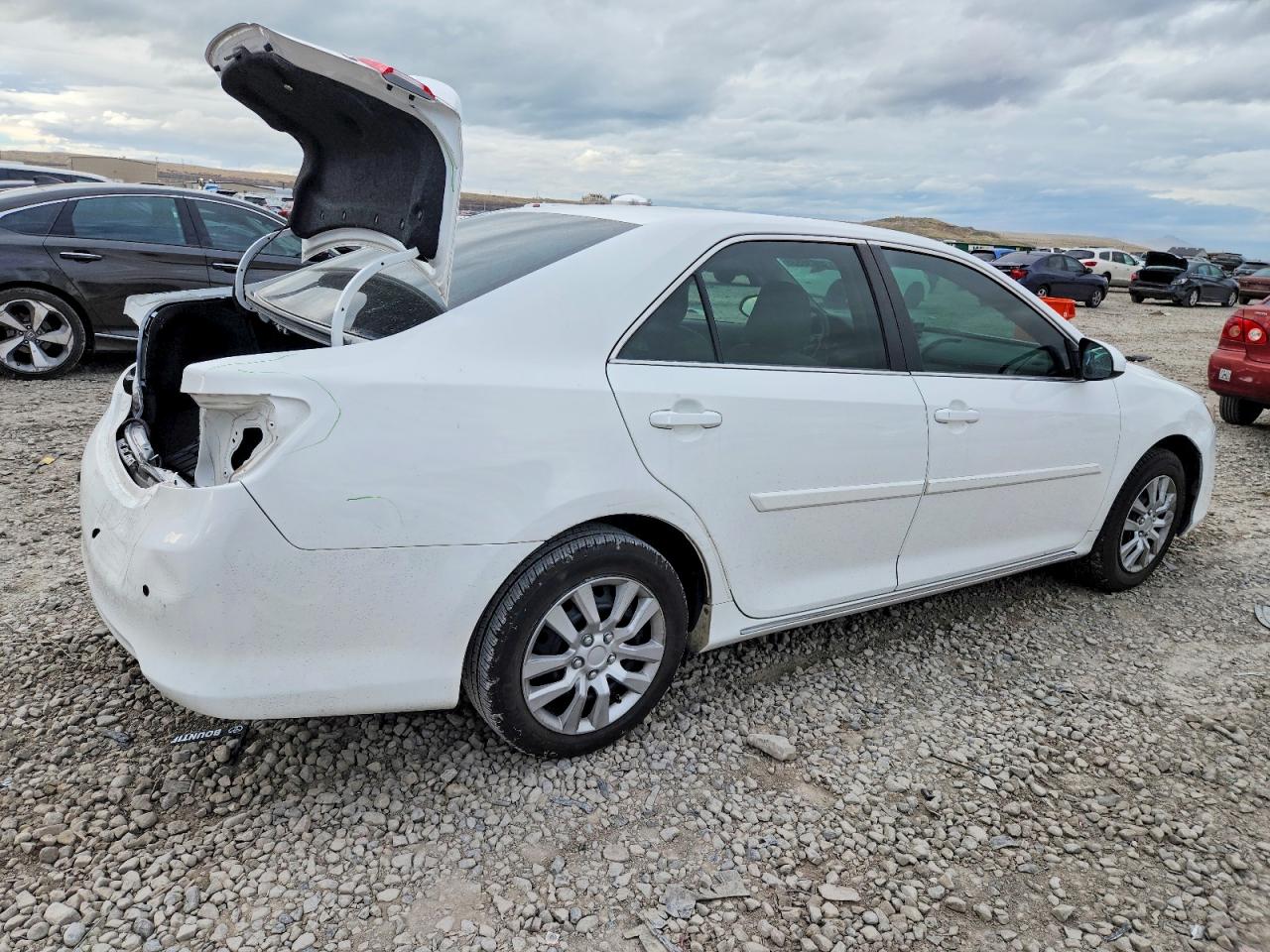 2014 TOYOTA CAMRY L photo 3
