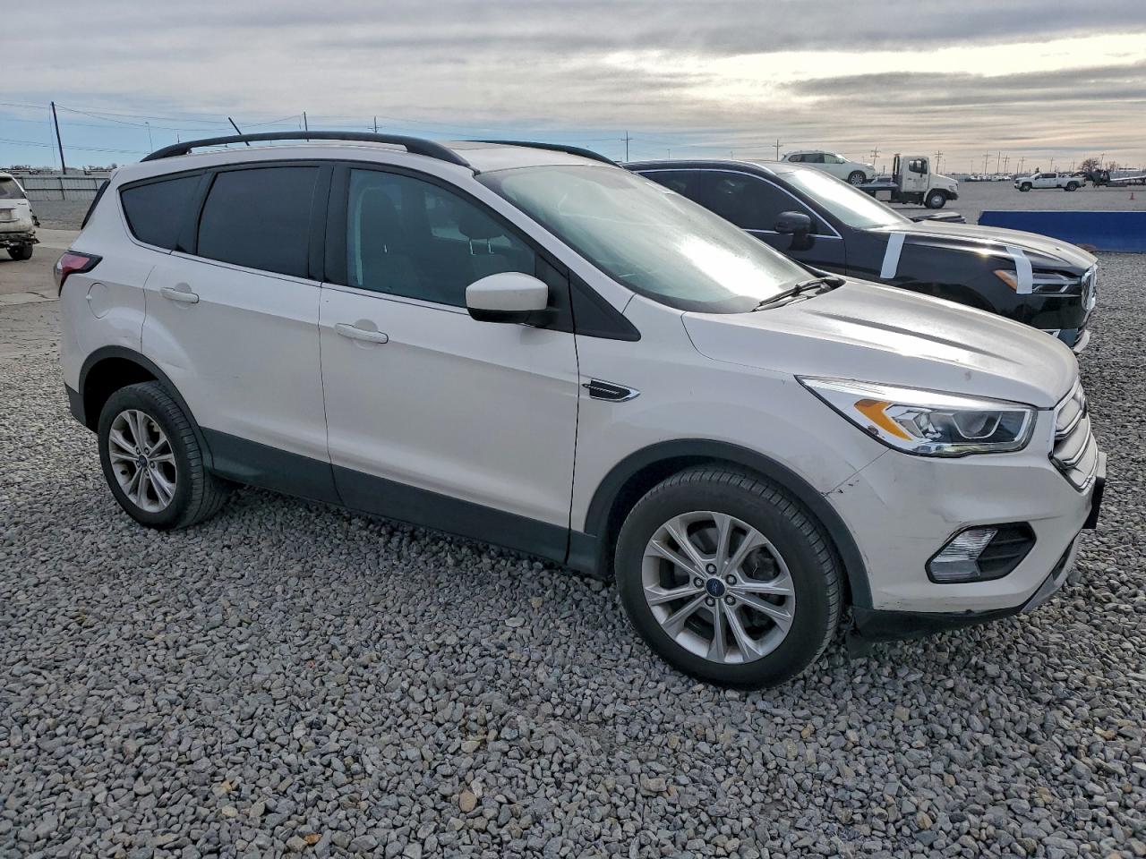 2017 FORD ESCAPE SE photo 4