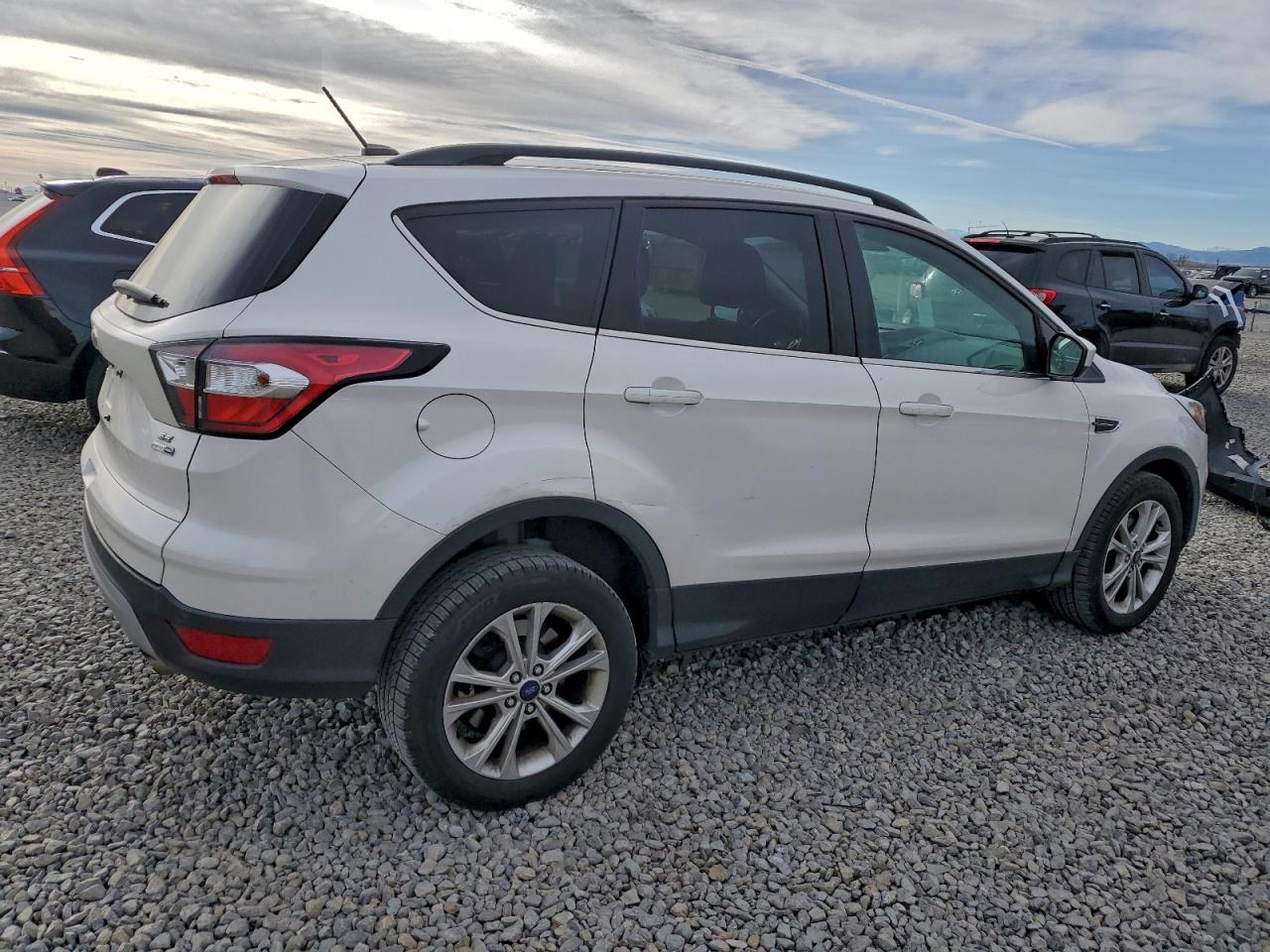2017 FORD ESCAPE SE photo 3
