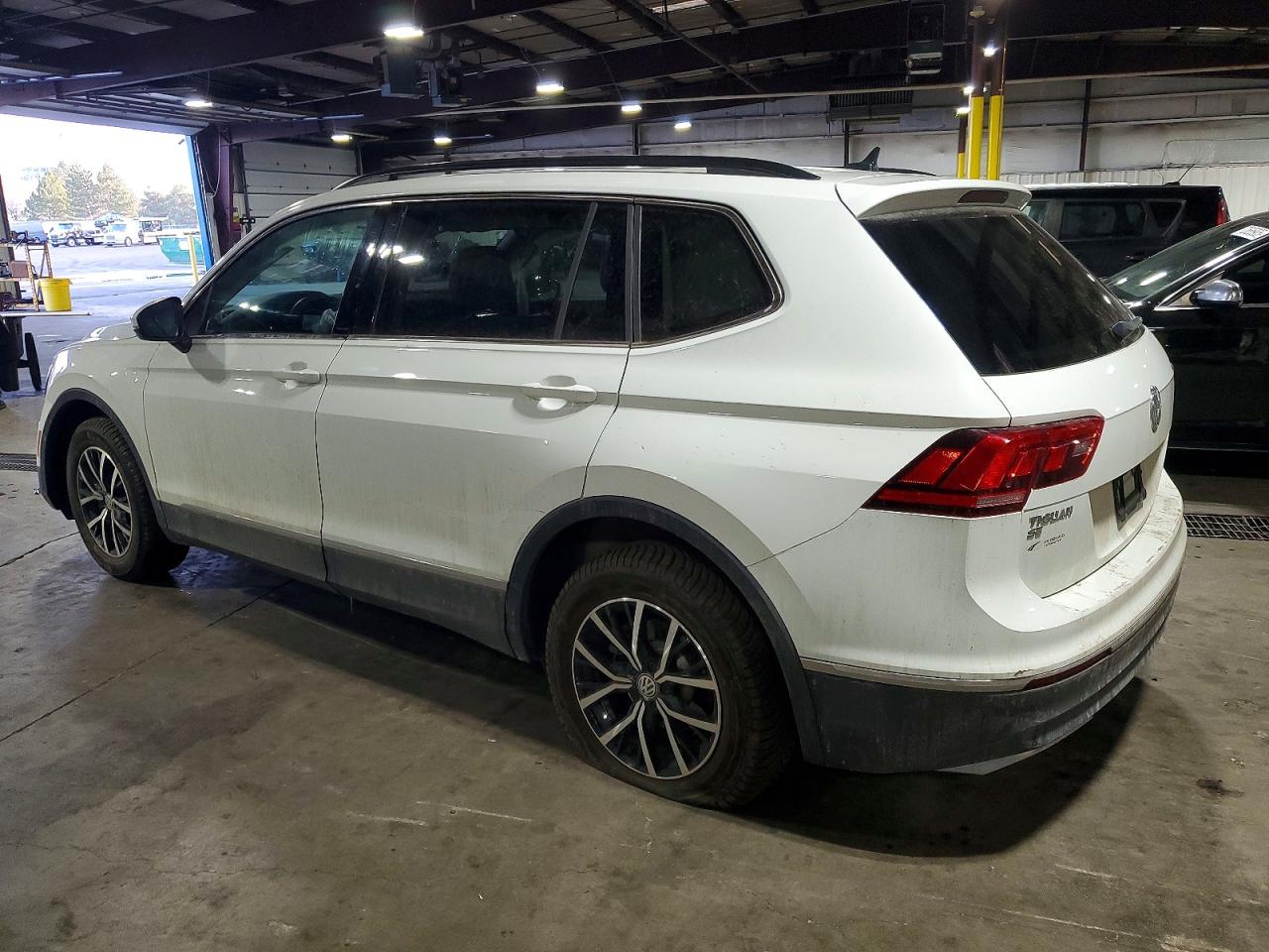 2021 VOLKSWAGEN TIGUAN SE photo 2