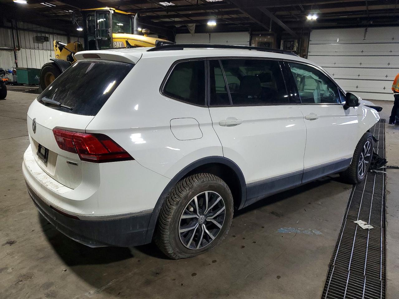 2021 VOLKSWAGEN TIGUAN SE photo 3