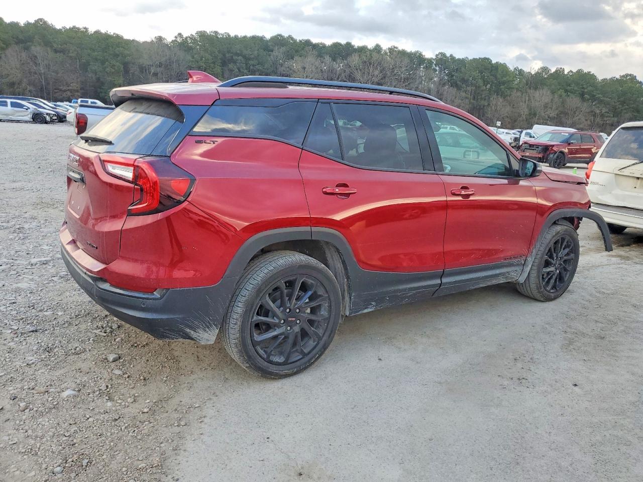 2024 GMC TERRAIN SLT photo 3