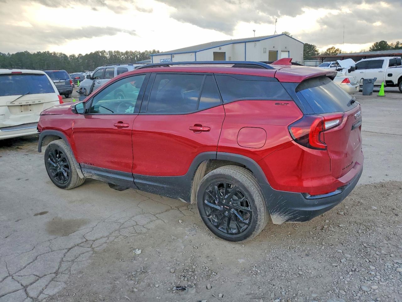 2024 GMC TERRAIN SLT photo 2