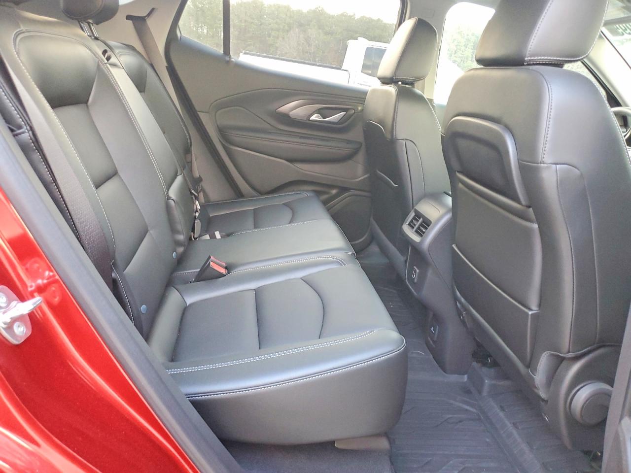 2024 GMC TERRAIN SLT photo 11