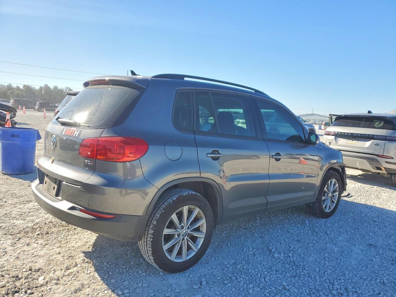 2017 VOLKSWAGEN TIGUAN S photo 3