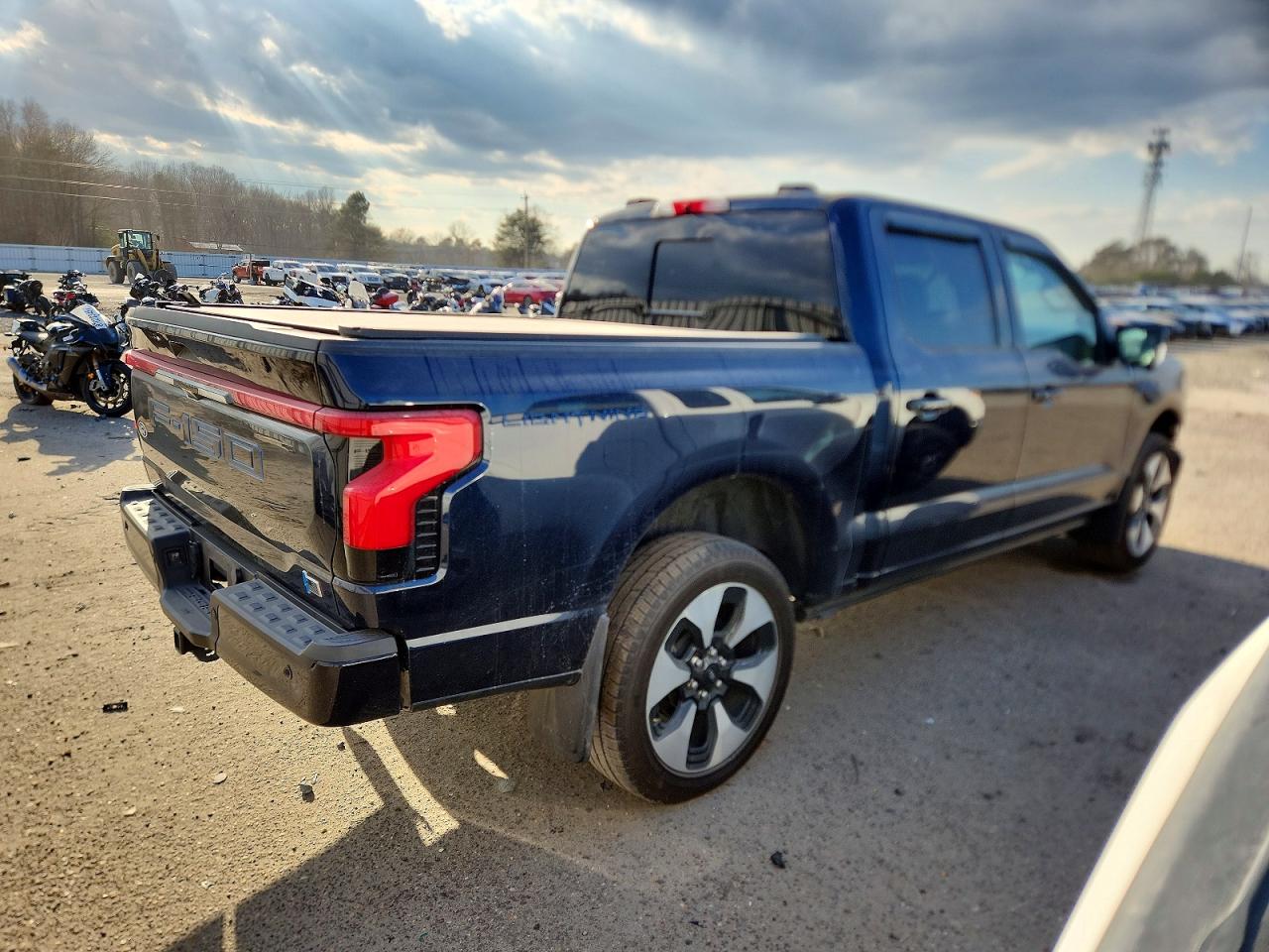 2024 FORD F150 LIGHTNING PLATINUM photo 3