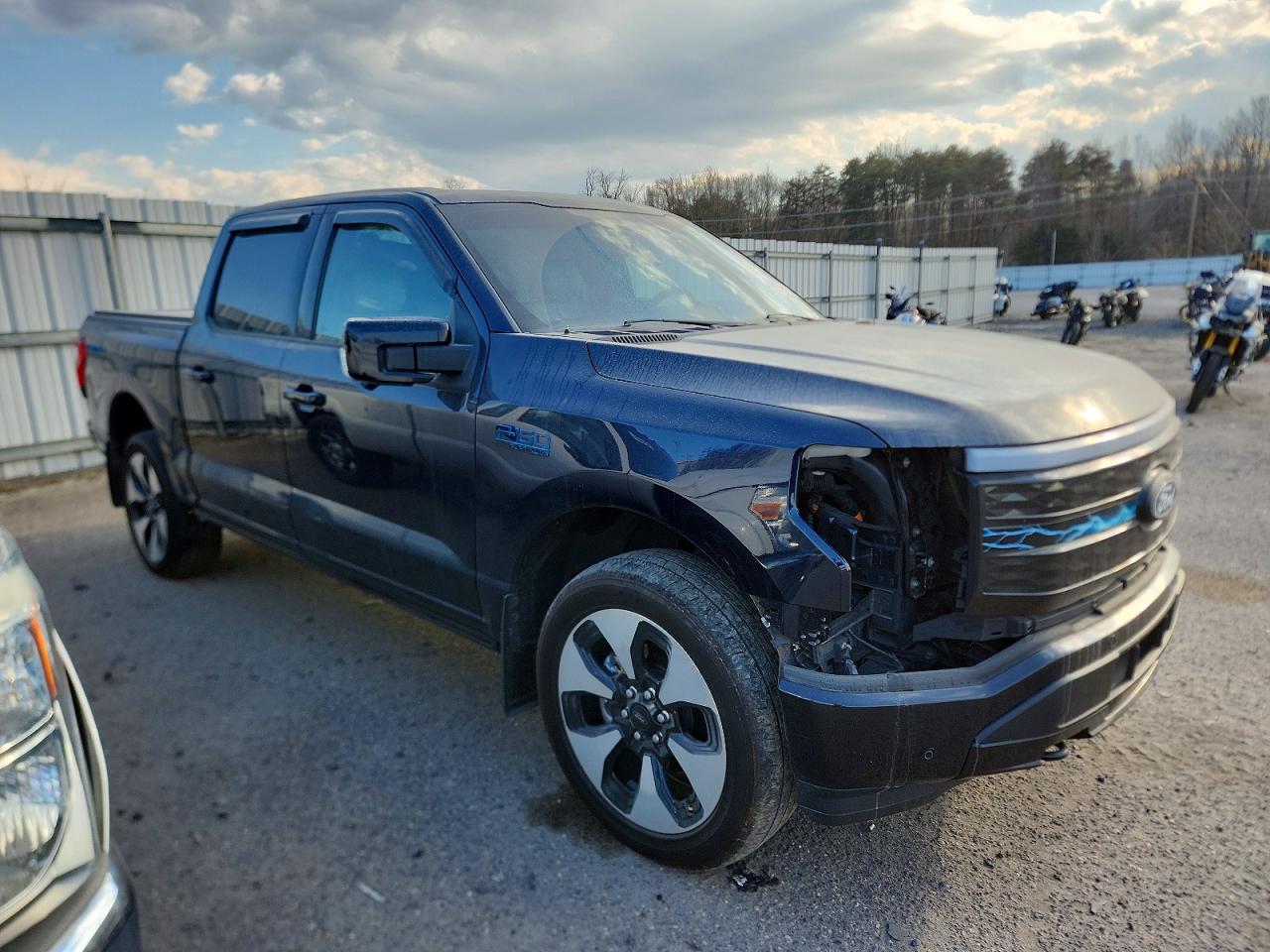 2024 FORD F150 LIGHTNING PLATINUM photo 4