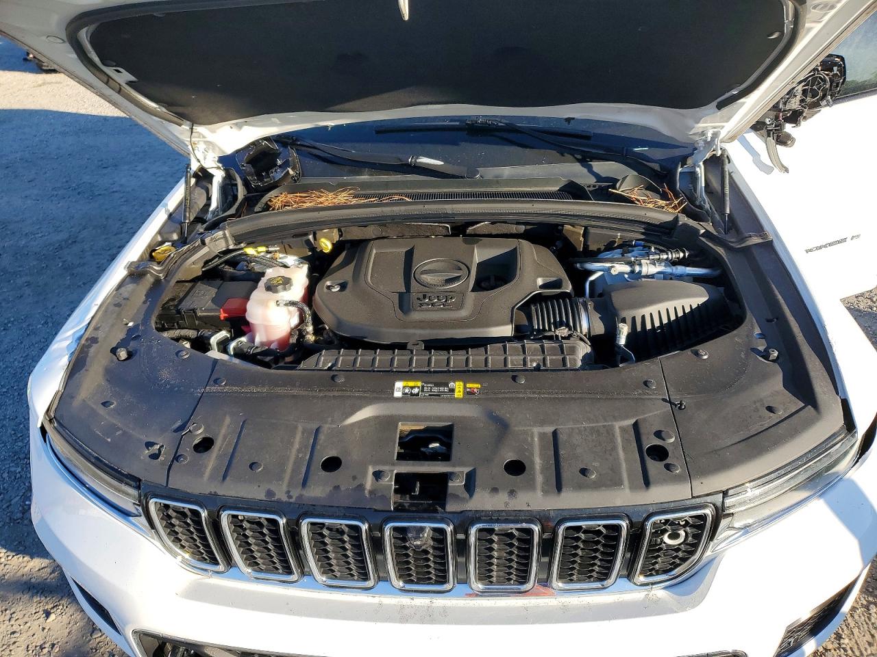 2022 JEEP GRAND CHEROKEE OVERLAND photo 12