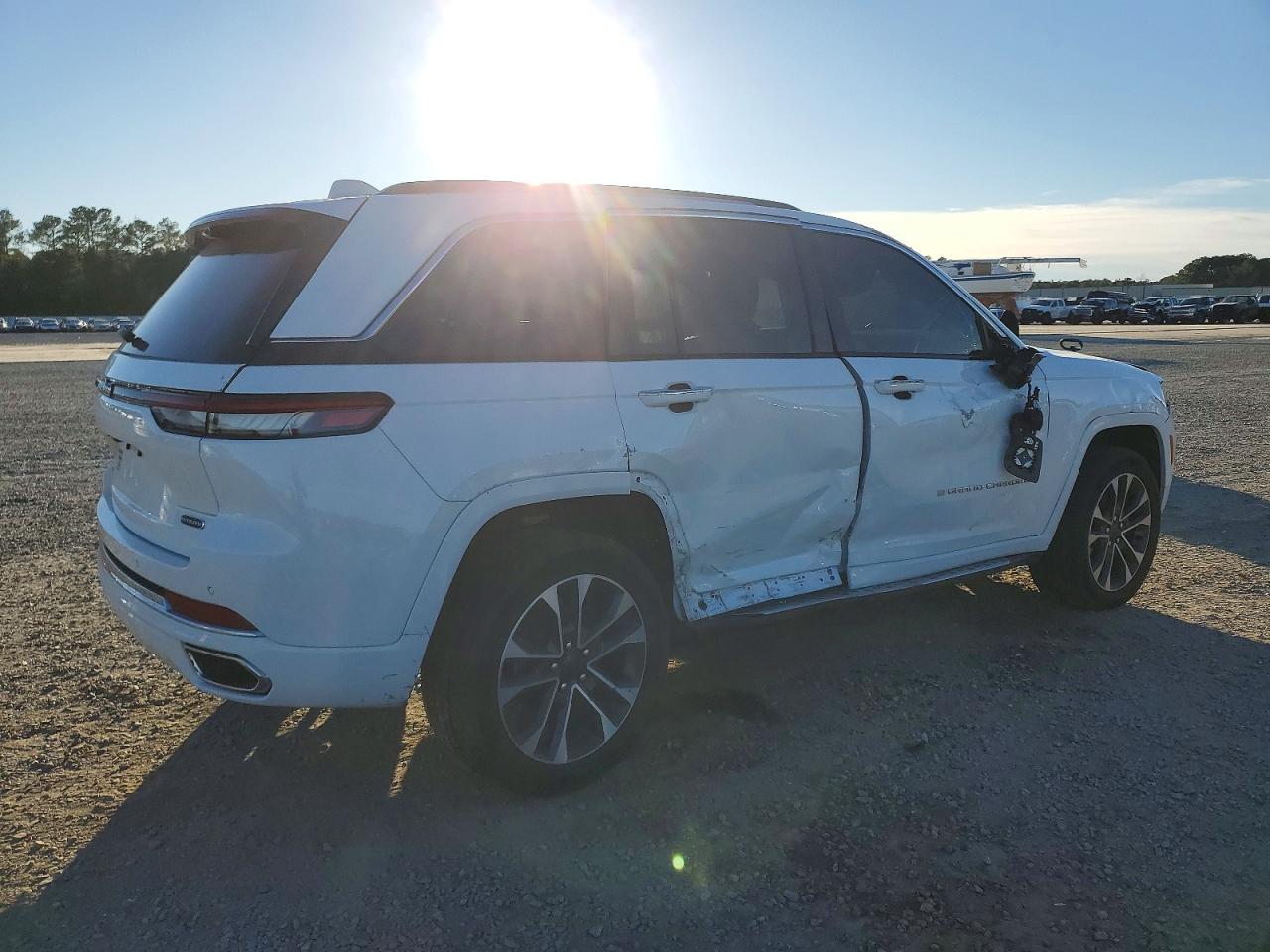 2022 JEEP GRAND CHEROKEE OVERLAND photo 3