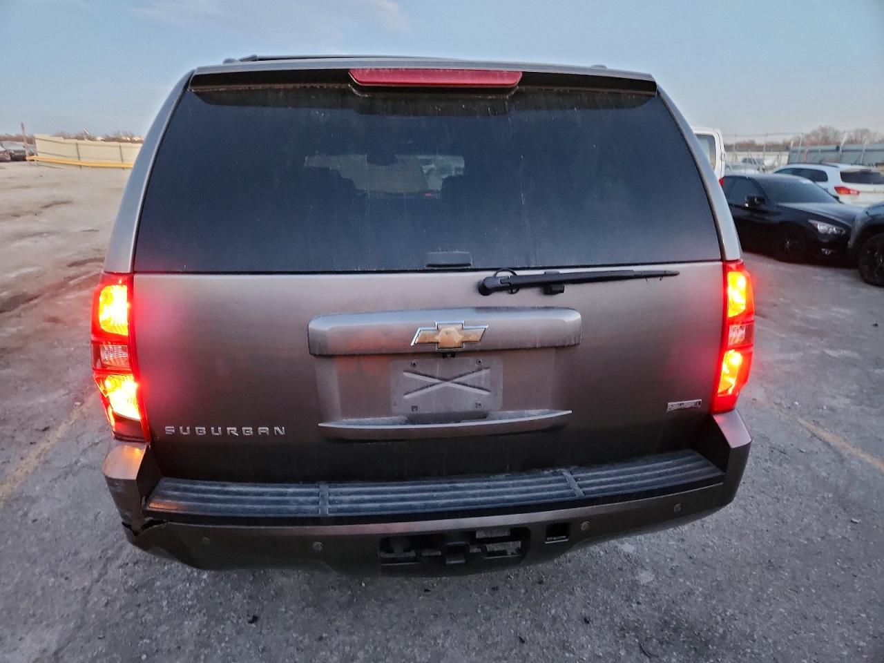 2011 CHEVROLET SUBURBAN K1500 LT photo 6