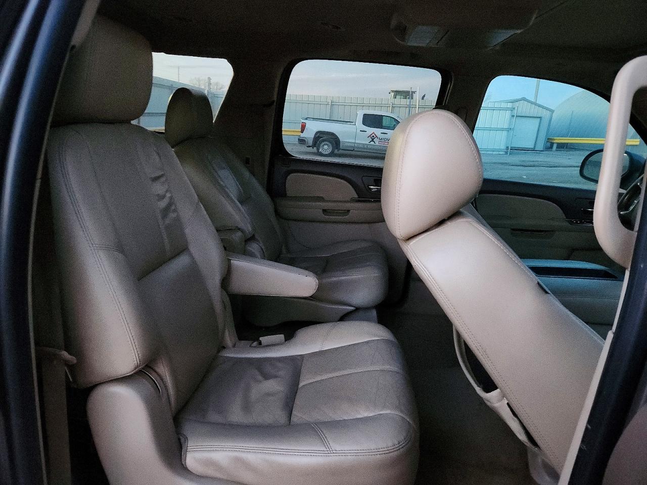 2011 CHEVROLET SUBURBAN K1500 LT photo 11
