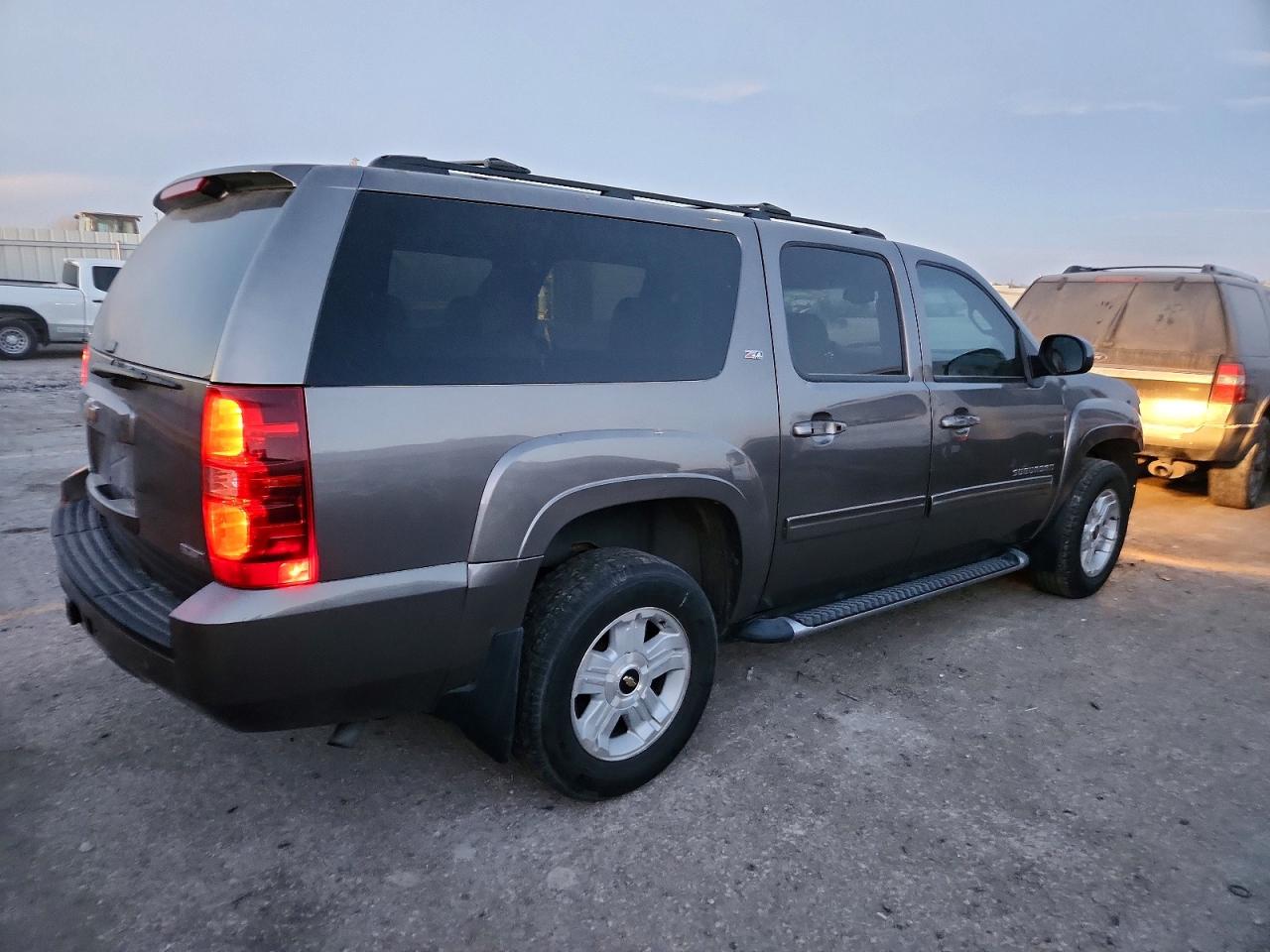 2011 CHEVROLET SUBURBAN K1500 LT photo 3