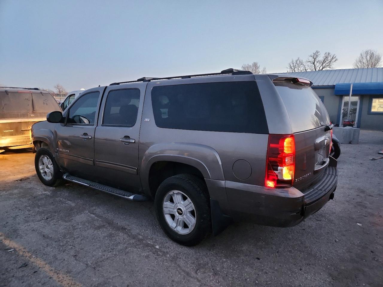 2011 CHEVROLET SUBURBAN K1500 LT photo 2