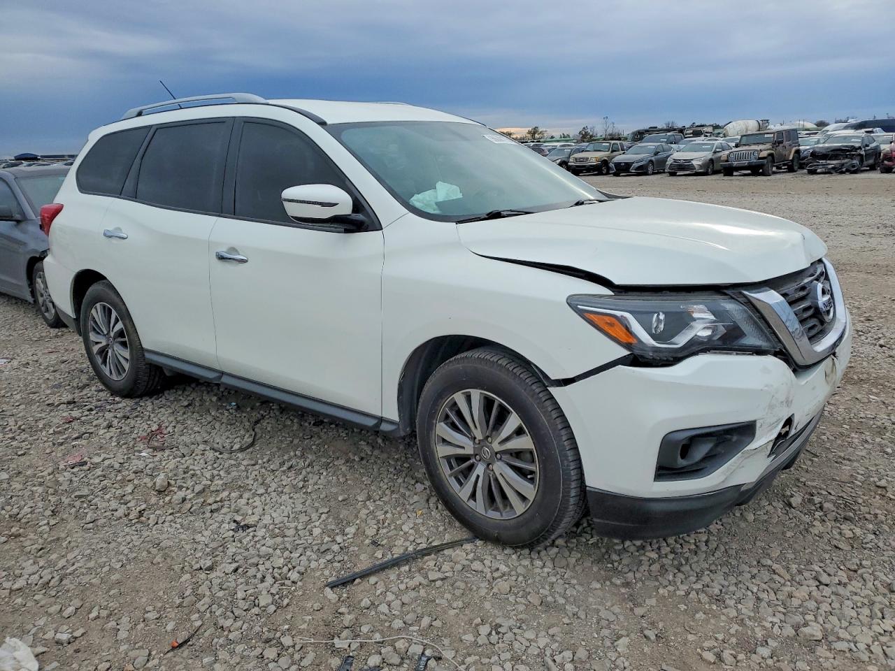 2017 NISSAN PATHFINDER SV photo 4