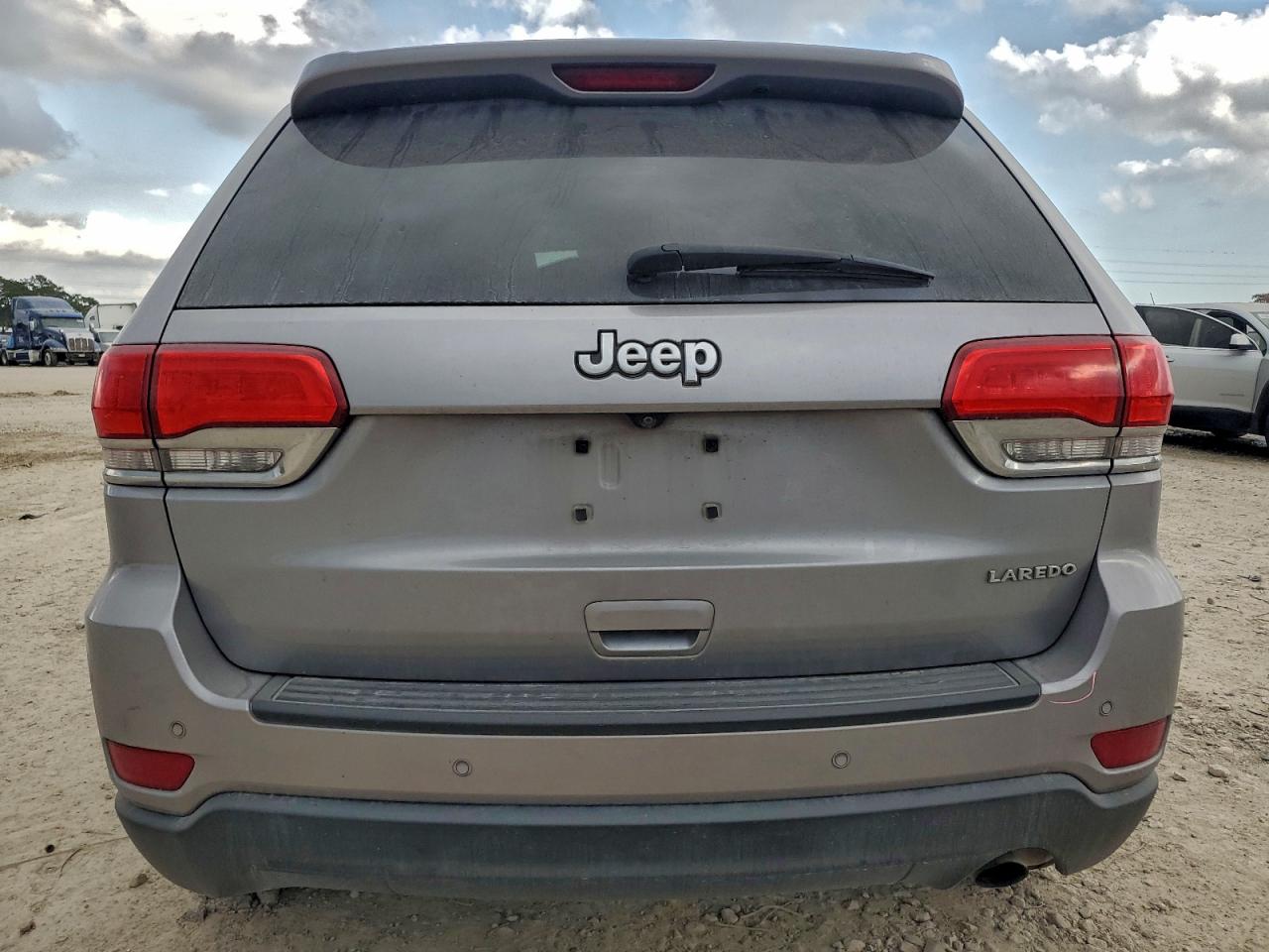 2018 JEEP GRAND CHEROKEE LAREDO photo 6
