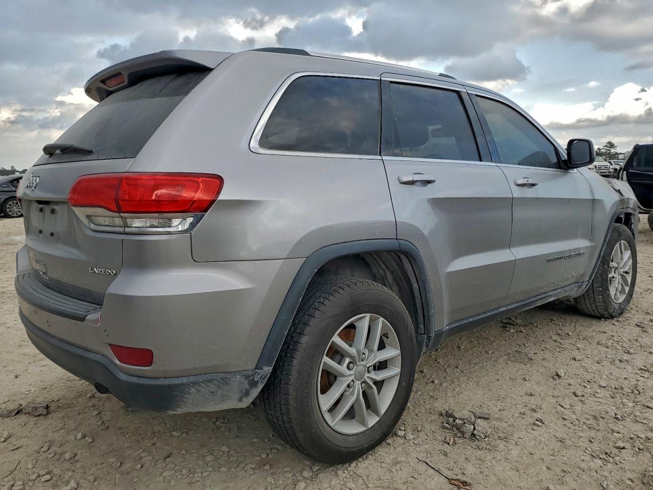 2018 JEEP GRAND CHEROKEE LAREDO photo 3