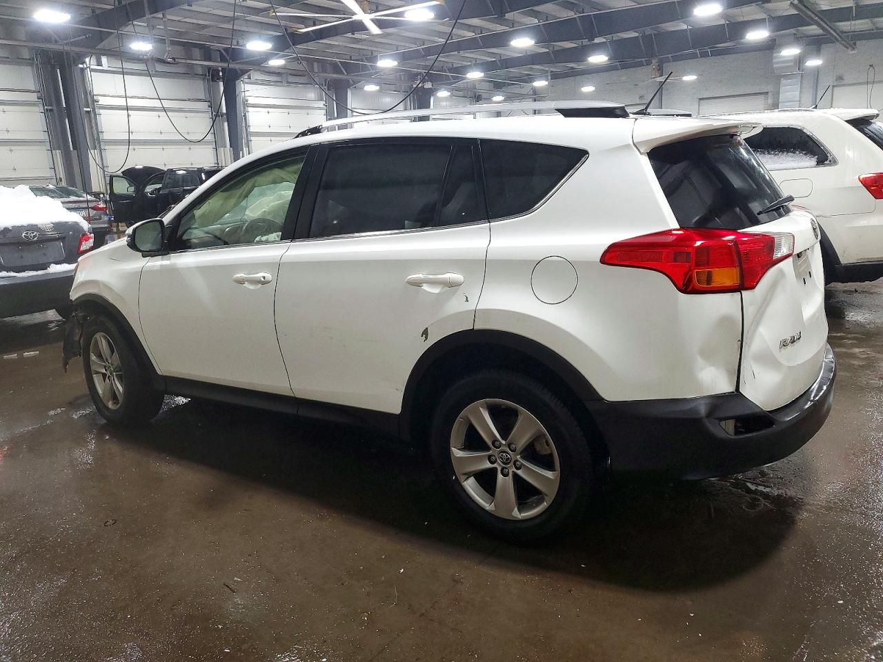 2015 TOYOTA RAV4 XLE photo 2