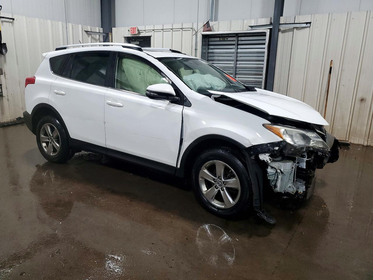 2015 TOYOTA RAV4 XLE photo 4