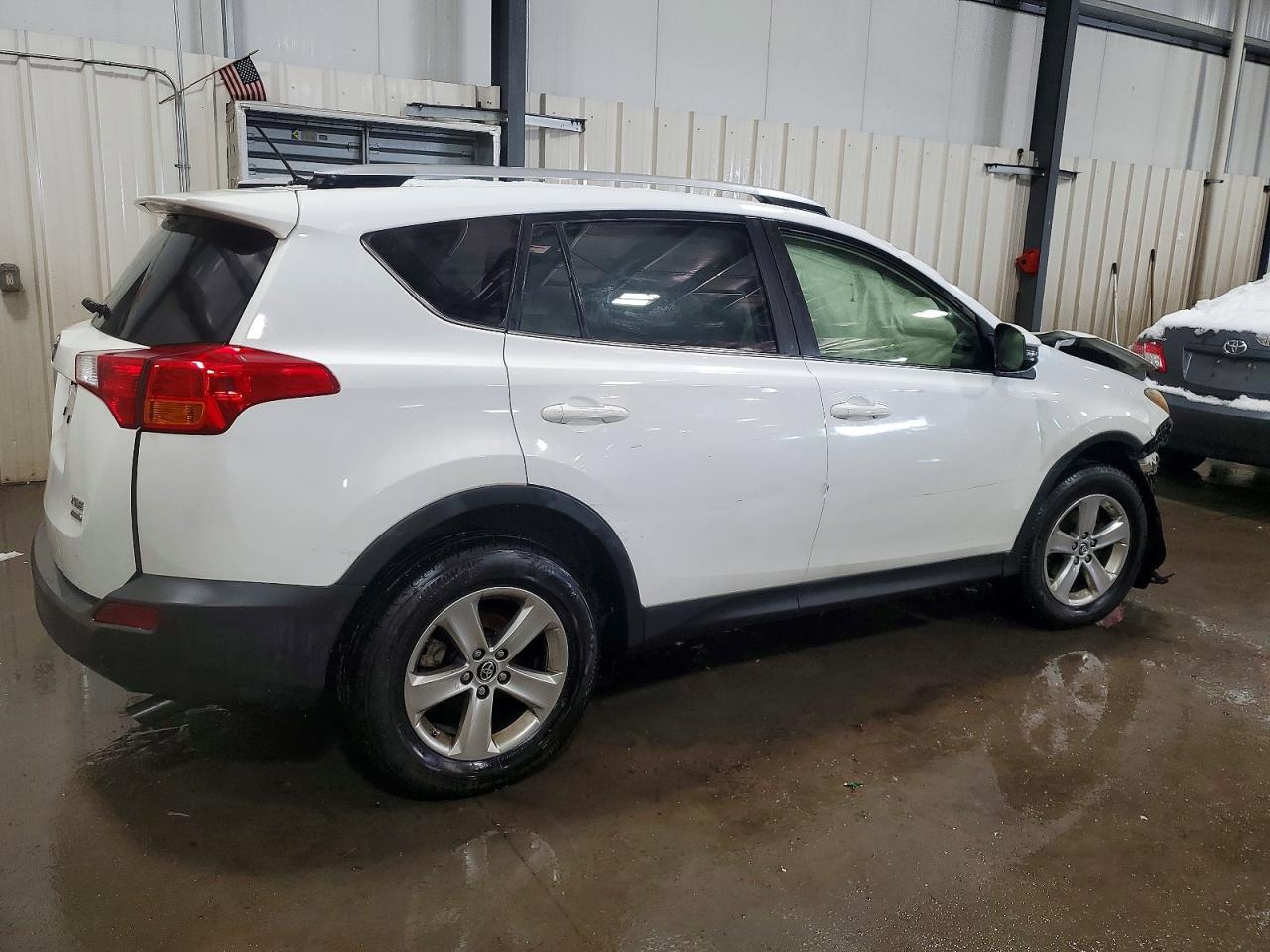 2015 TOYOTA RAV4 XLE photo 3