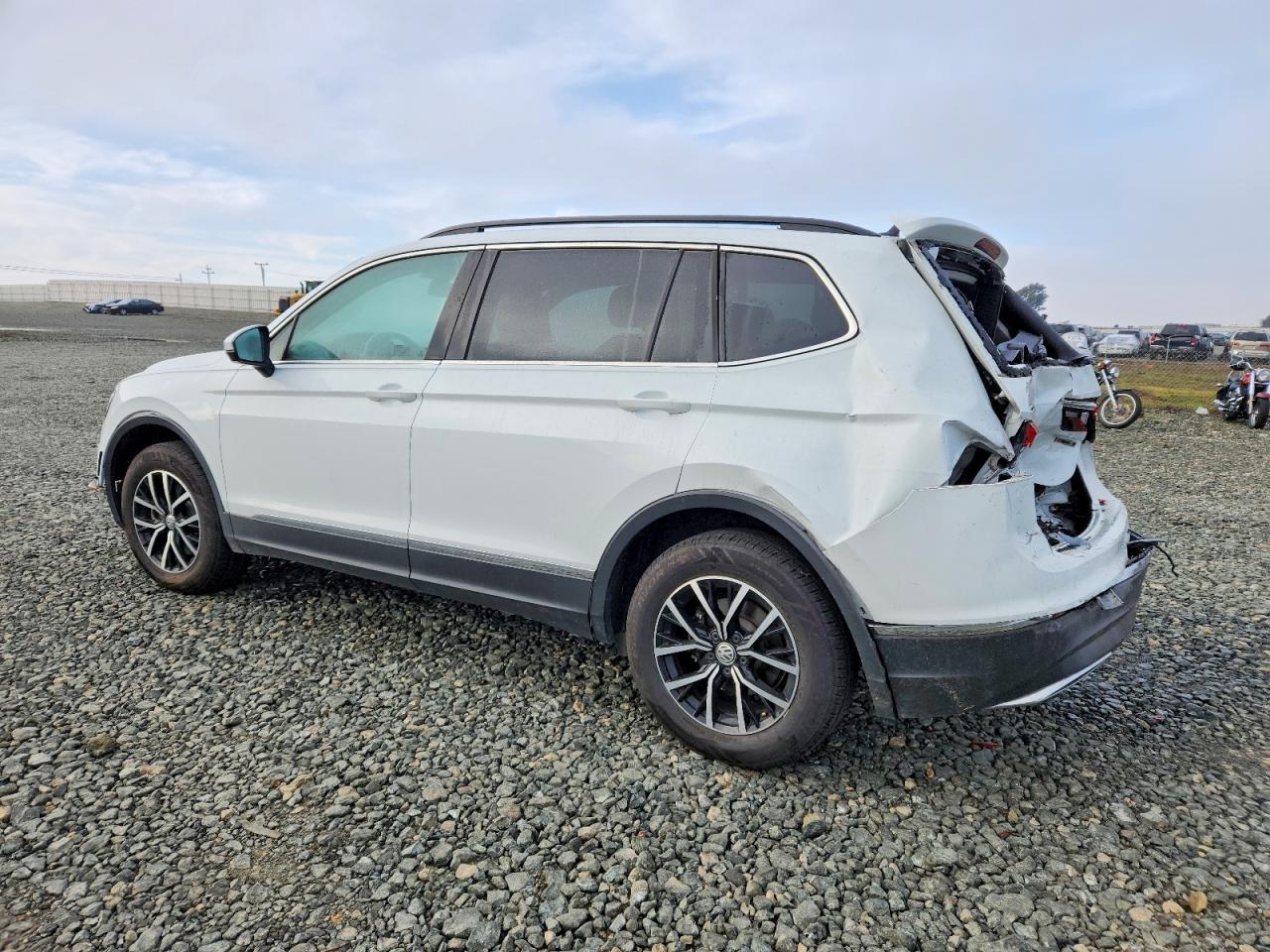 2021 VOLKSWAGEN TIGUAN SE photo 2