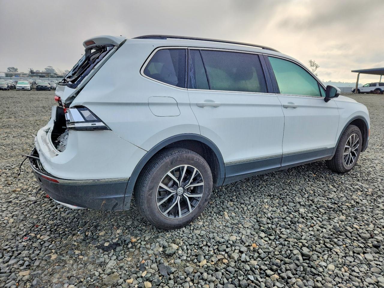 2021 VOLKSWAGEN TIGUAN SE photo 3