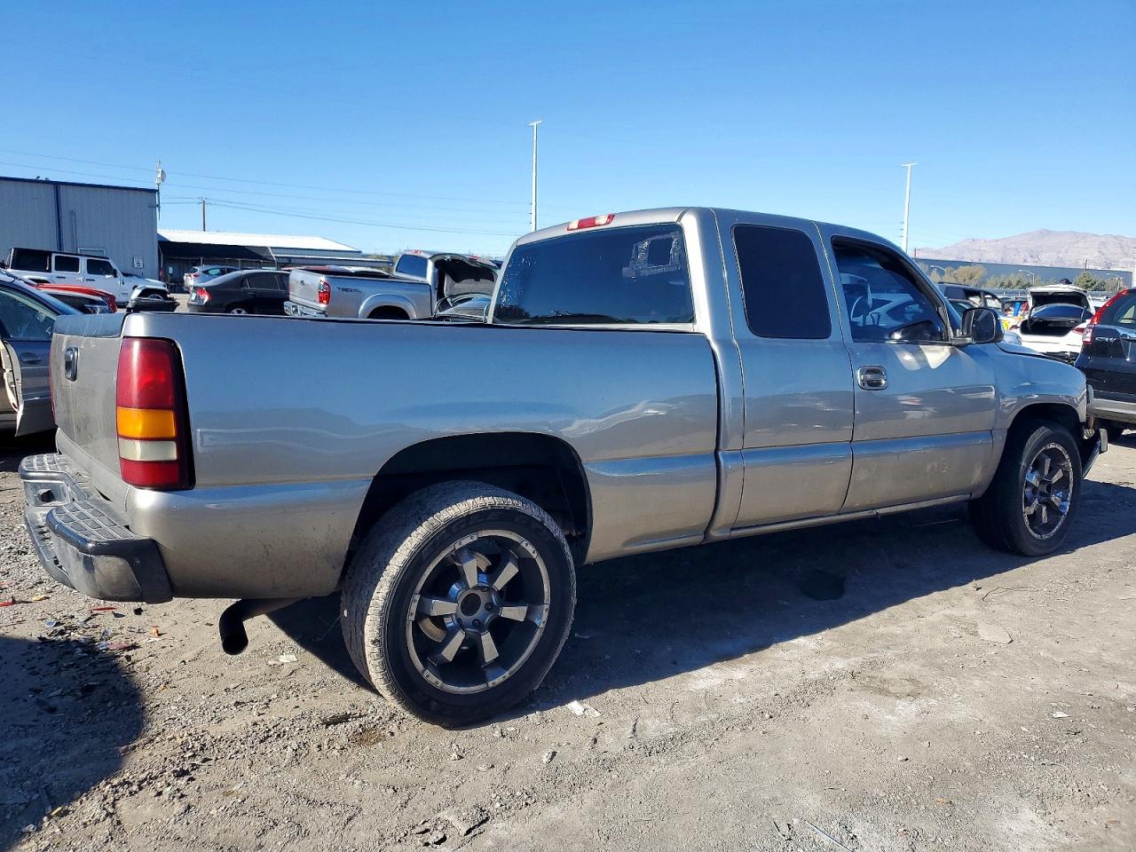 2002 CHEVROLET SILVERADO C1500 photo 3