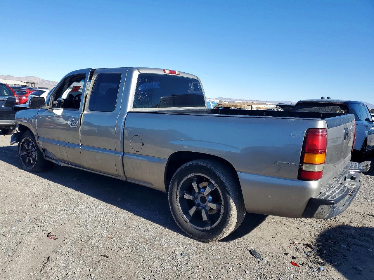 2002 CHEVROLET SILVERADO C1500 photo 2