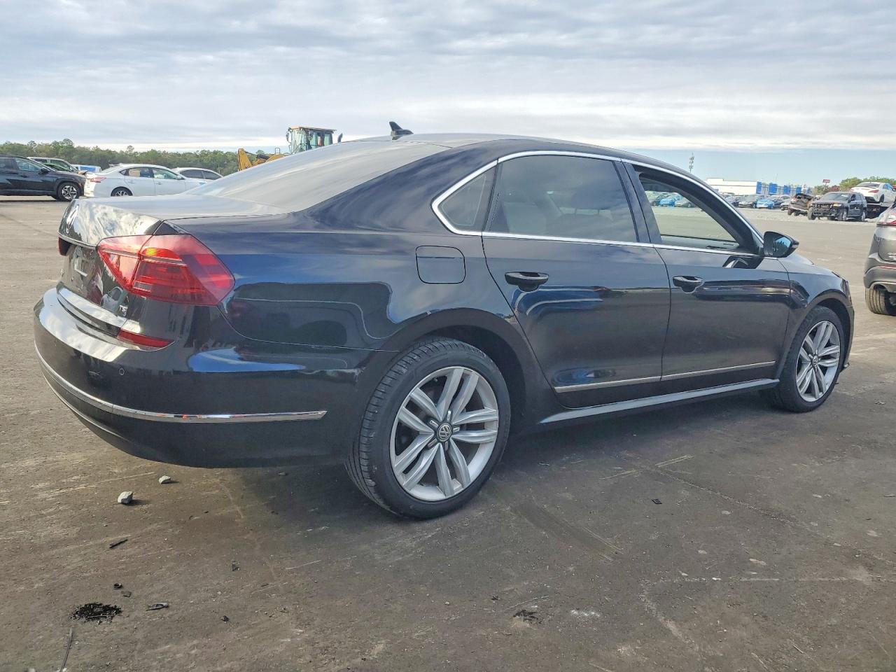 2017 VOLKSWAGEN PASSAT SE photo 3