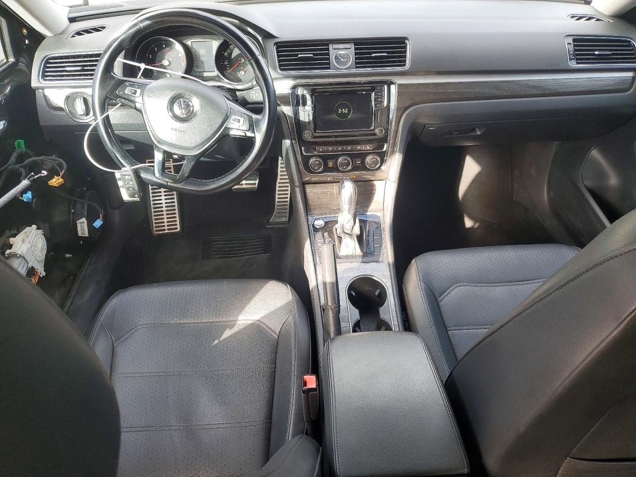 2017 VOLKSWAGEN PASSAT SE photo 8