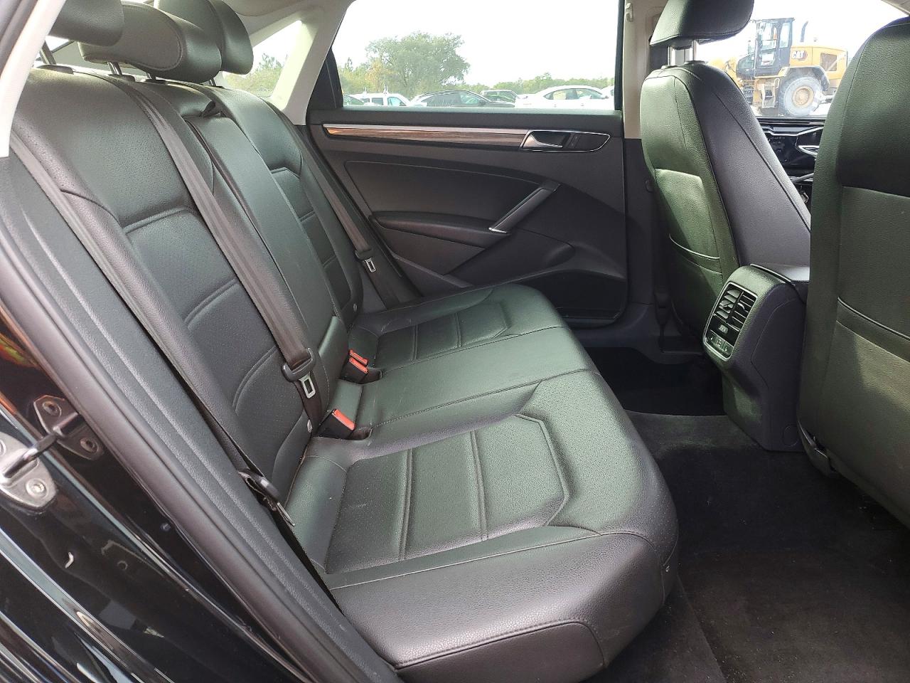 2017 VOLKSWAGEN PASSAT SE photo 10